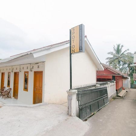 Ayu Homestay Syariah Сукабумі Екстер'єр фото